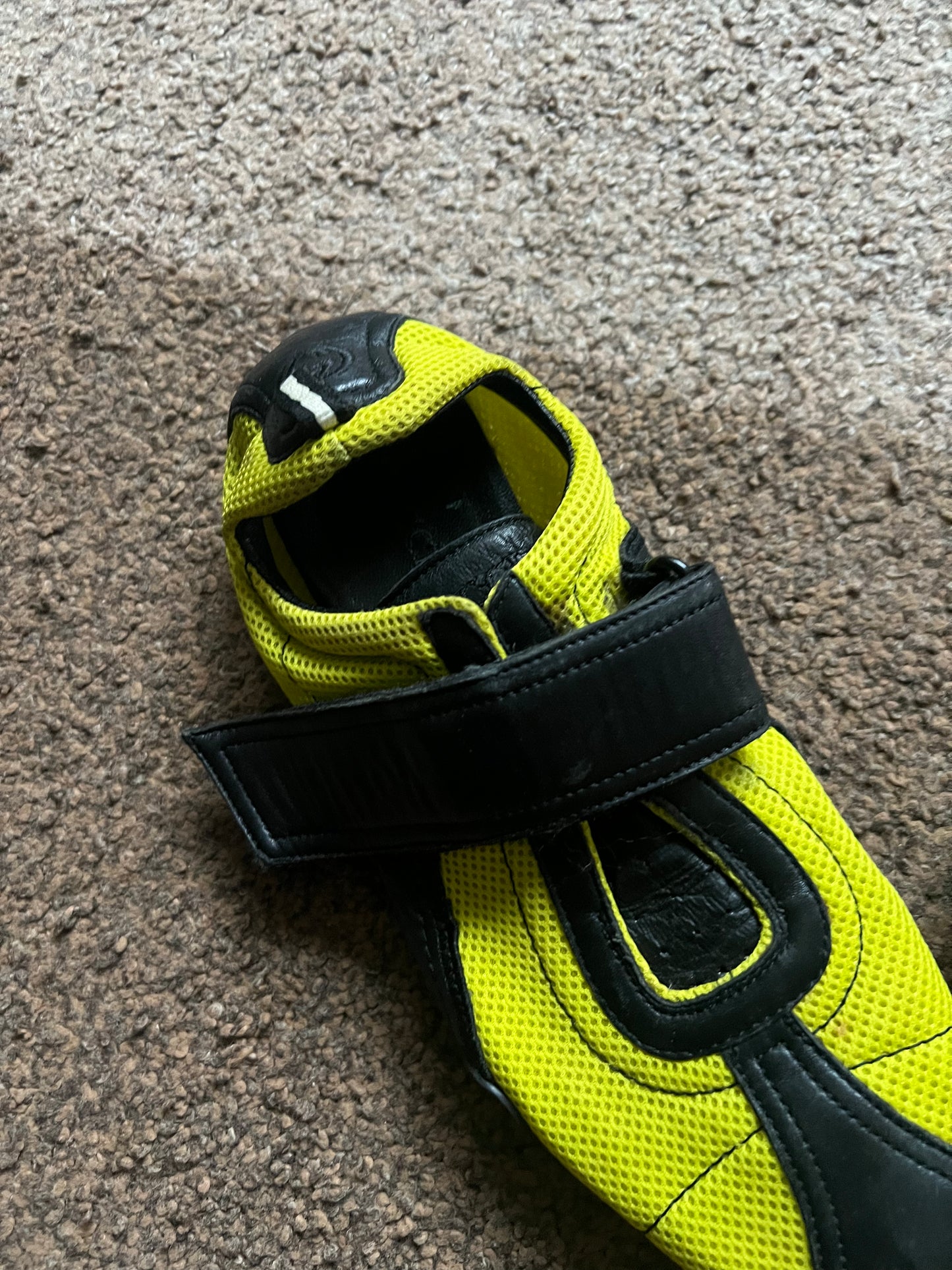 Gucci Velcro Sneaker (37)