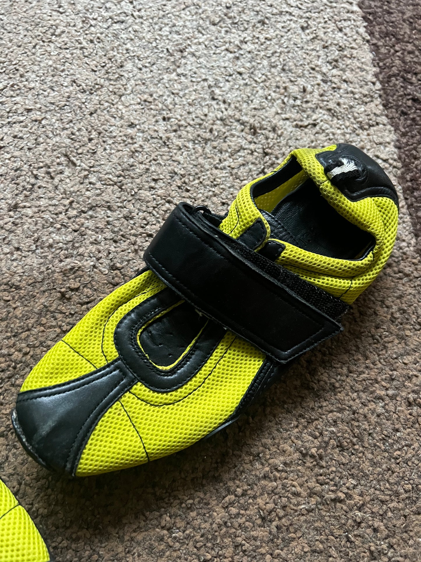 Gucci Velcro Sneaker (37)