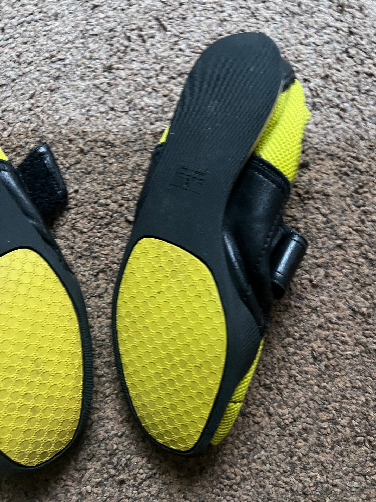 Gucci Velcro Sneaker (37)